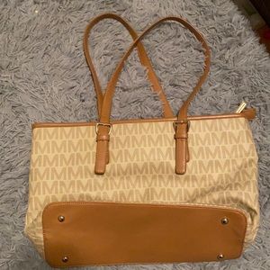 A m purse that’s in really good condition